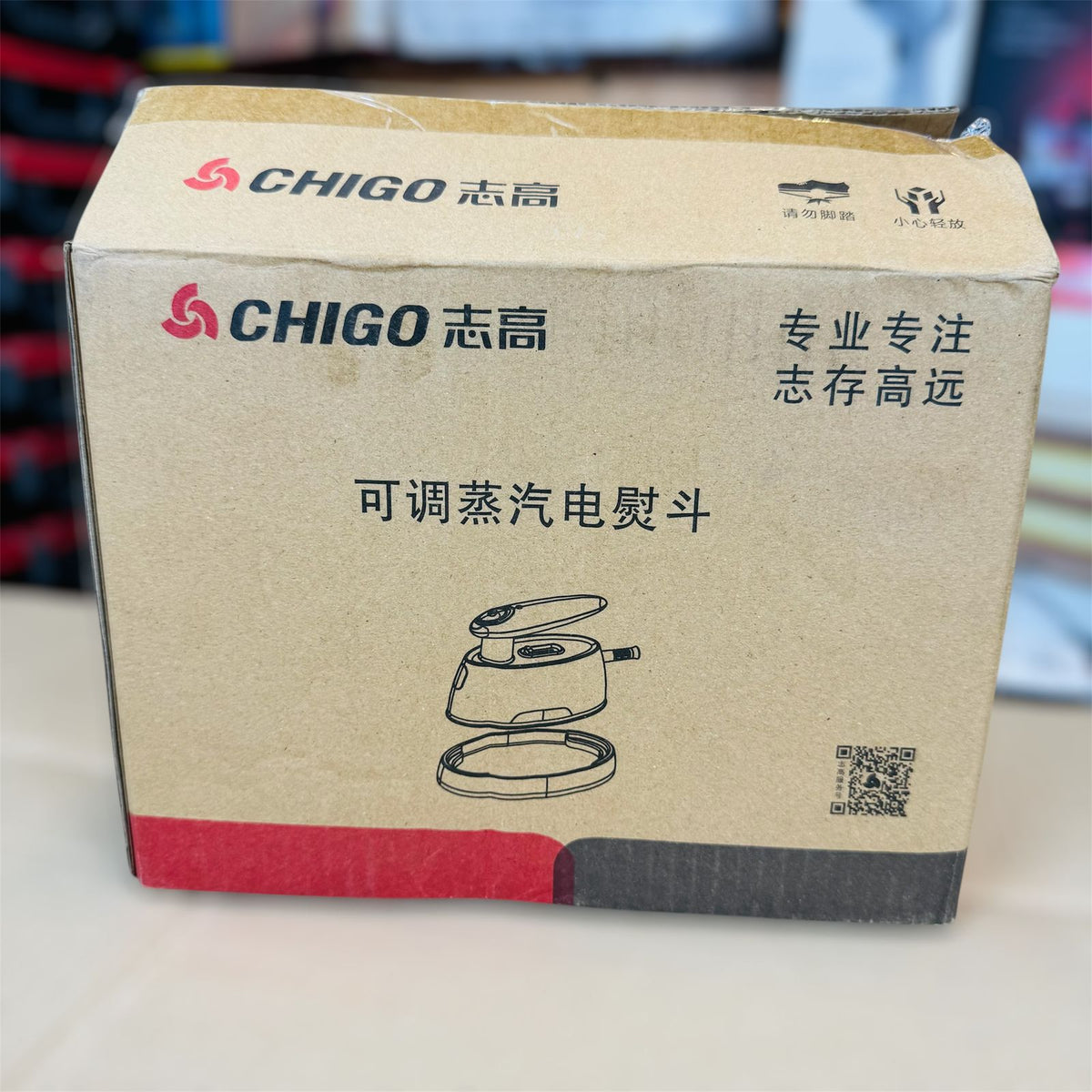 CHIGO hand held steam iron