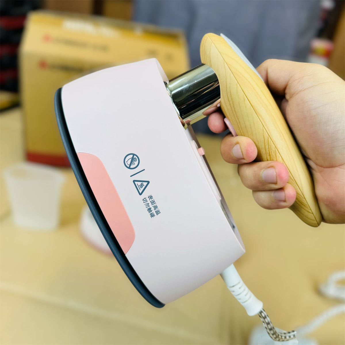 CHIGO hand held steam iron